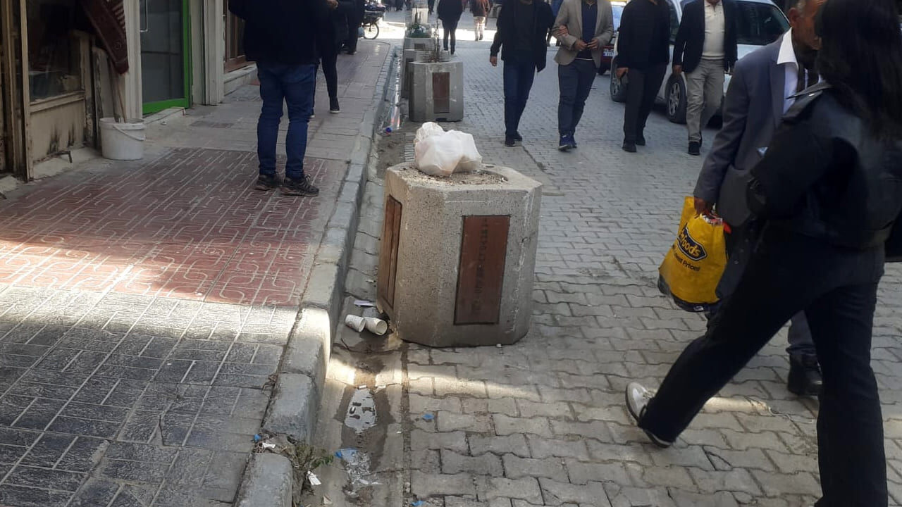 Van’da Atıl Kalan Beton Saksılar Tepki Çekiyor (5)