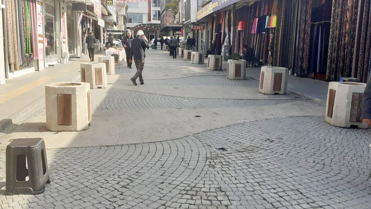 Van’da Atıl Kalan Beton Saksılar Tepki Çekiyor (6)