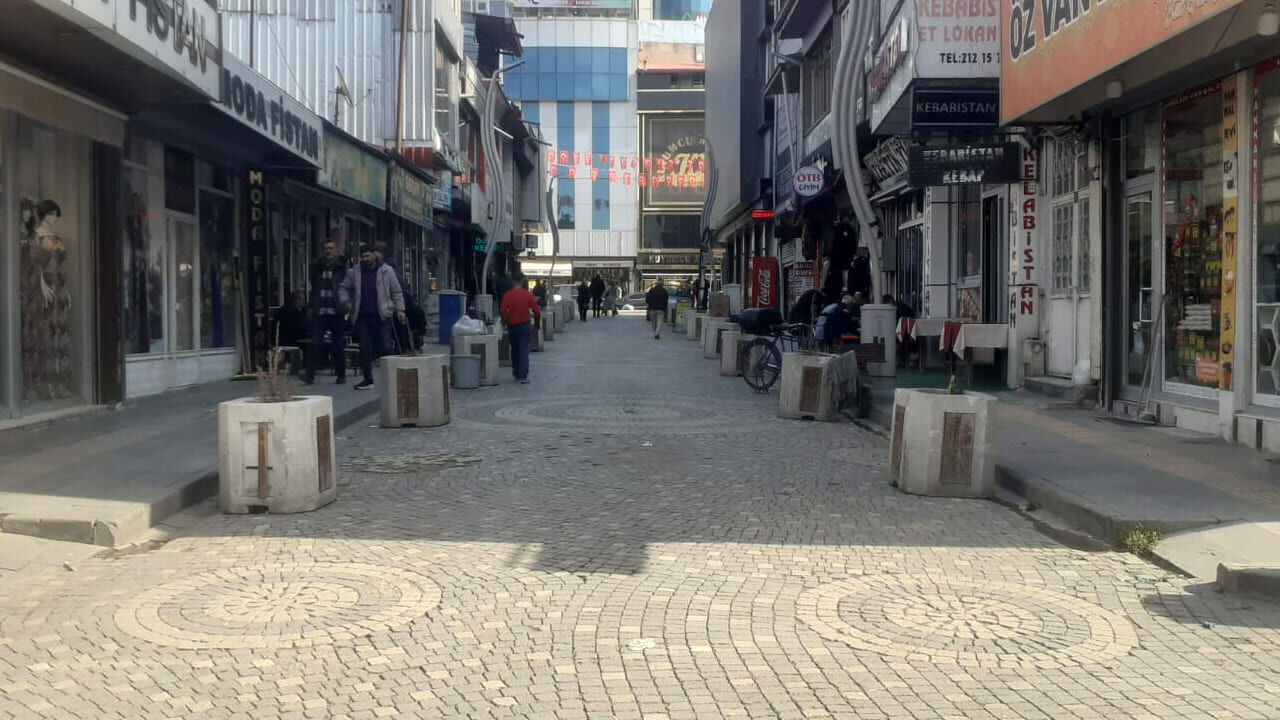 Van’da Atıl Kalan Beton Saksılar Tepki Çekiyor (7)
