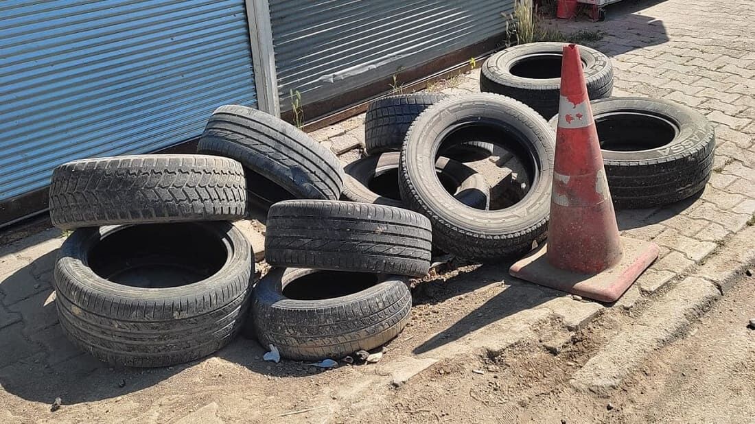 Van’da Çöken Kaldırım Lastik Çöplüğüne Döndü (1)
