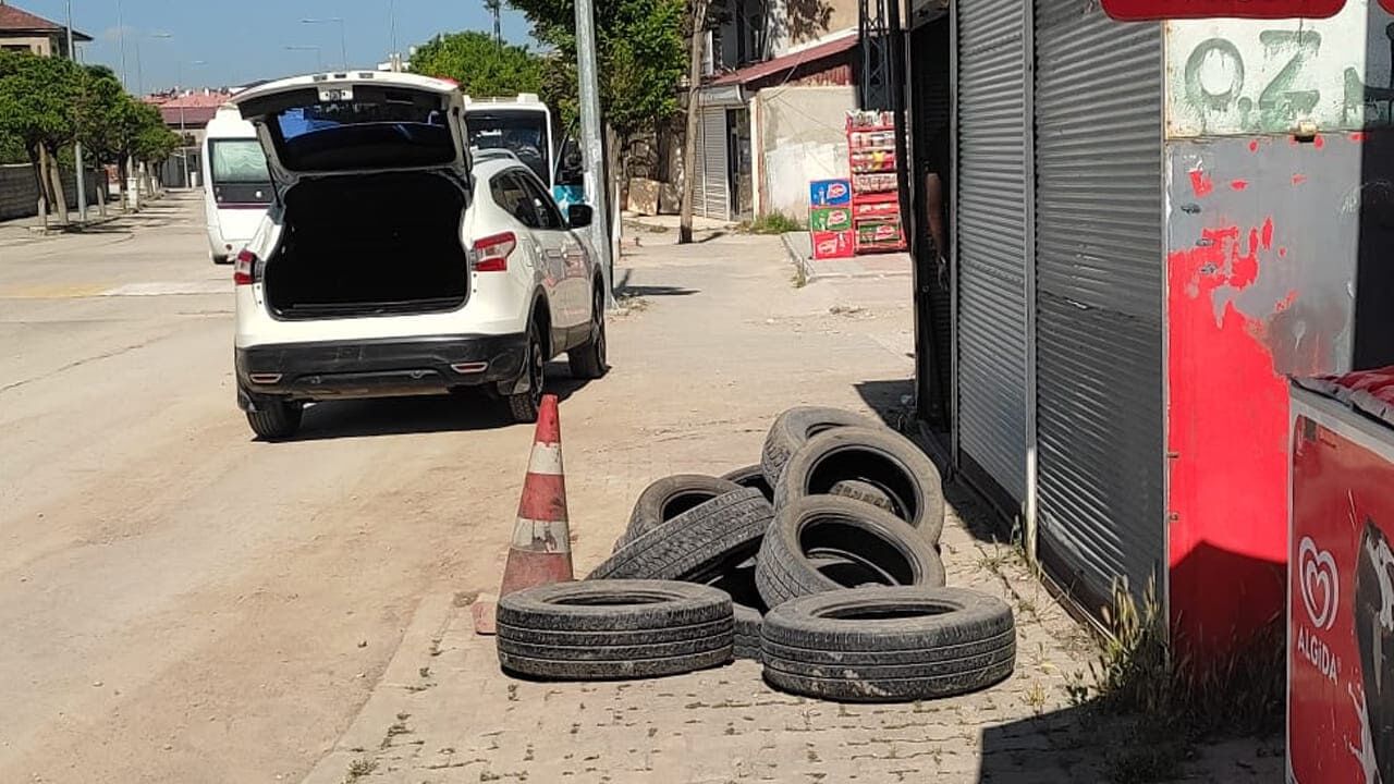 Van’da Çöken Kaldırım Lastik Çöplüğüne Döndü (5)