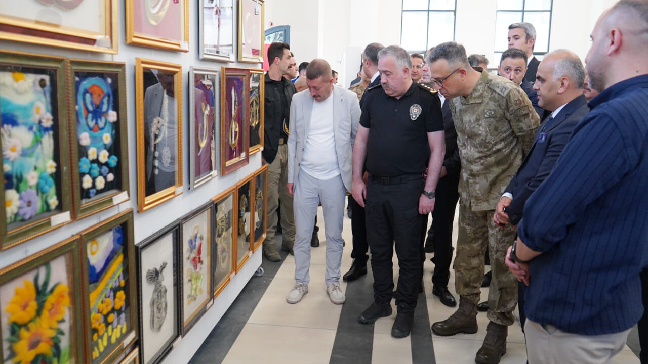 Van’da ‘Duvarların Ötesinde Sanat Sergisi’ Açıldı (2)
