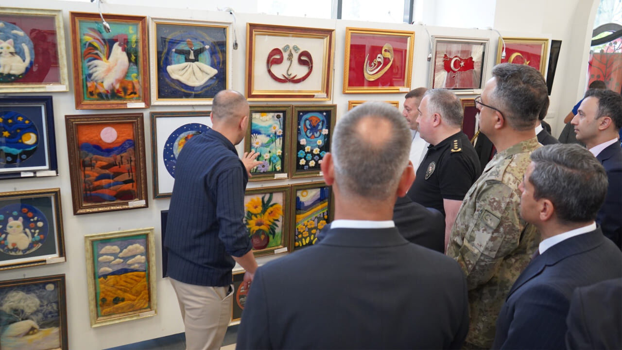 Van’da ‘Duvarların Ötesinde Sanat Sergisi’ Açıldı (3)
