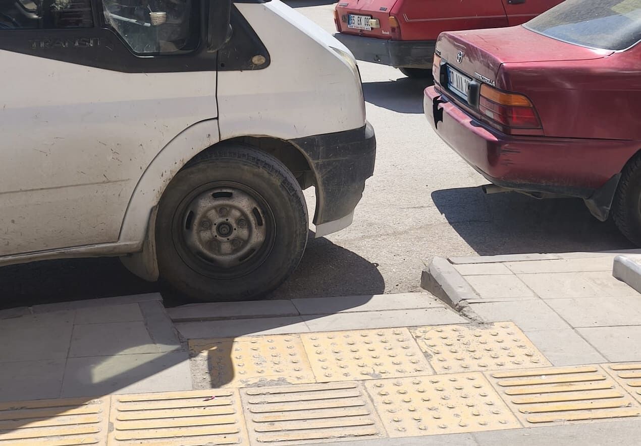 Van’da Engelli Rampasına Park Edilen Araçlar Tepki Çekiyor! (2)