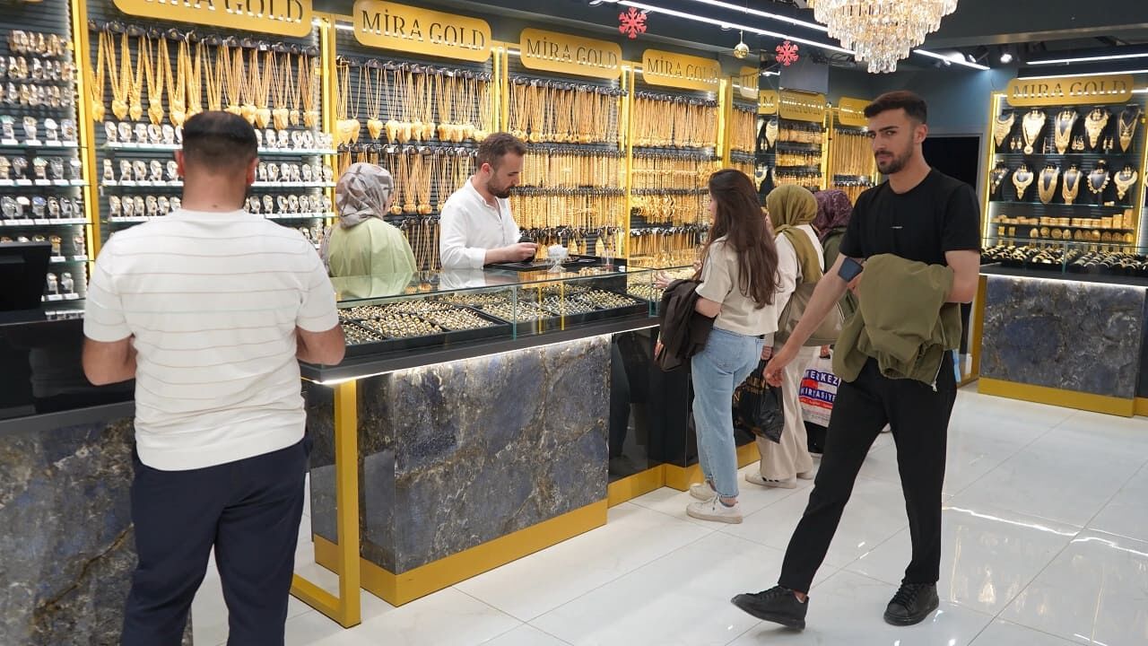 Van’da Imitasyon Altın Dönemi! 1 Milyonluk Setler 10 Bine Satılıyor… (1)