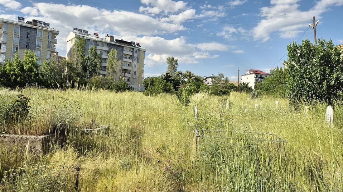 Van’da Mezarlar Otlar Arasında Kayboldu (1)
