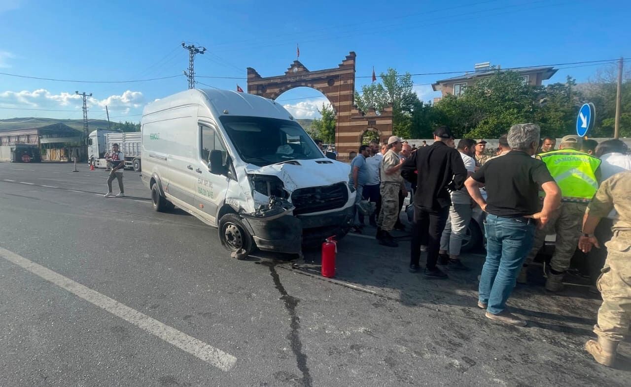 Van’da Minibüs Ile Otomobil Çarpıştı! Yaralılar Var (1)-1