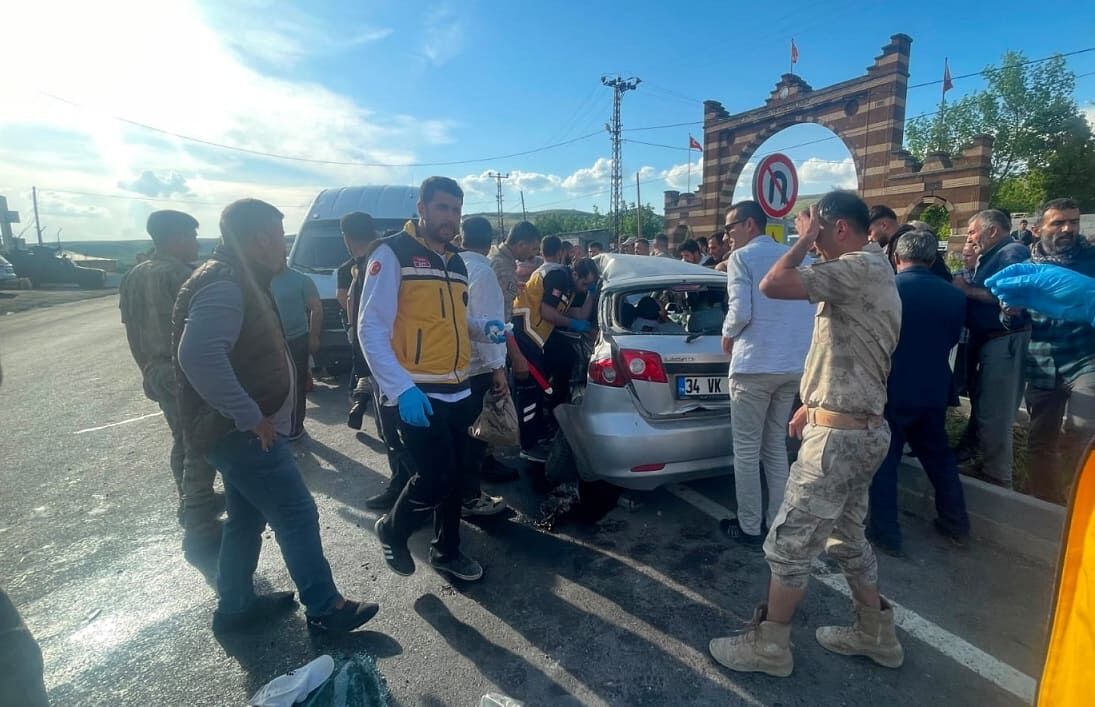 Van’da Minibüs Ile Otomobil Çarpıştı! Yaralılar Var (1)