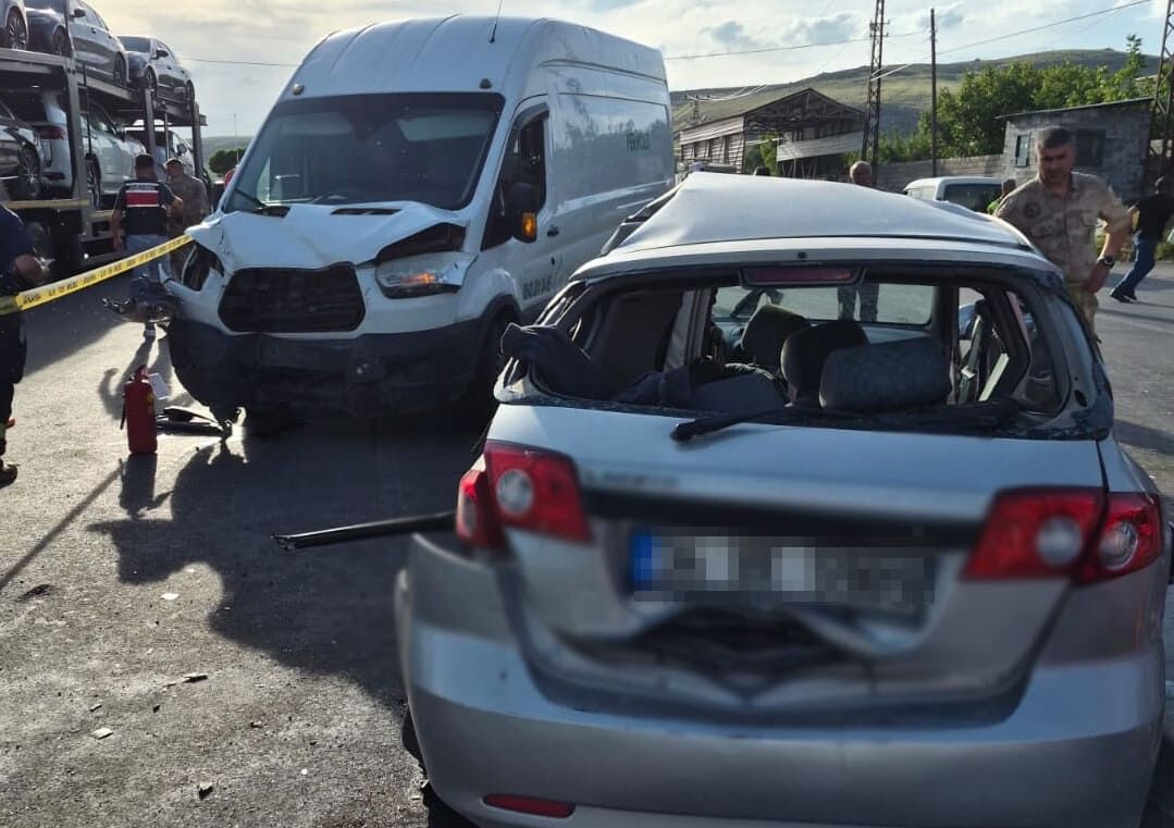 Van’da Minibüs Ile Otomobil Çarpıştı! Yaralılar Var (2)