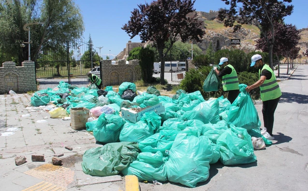 Van’da Piknikçilerin Bıraktığı Tonlarca Çöp Toplandı (1)