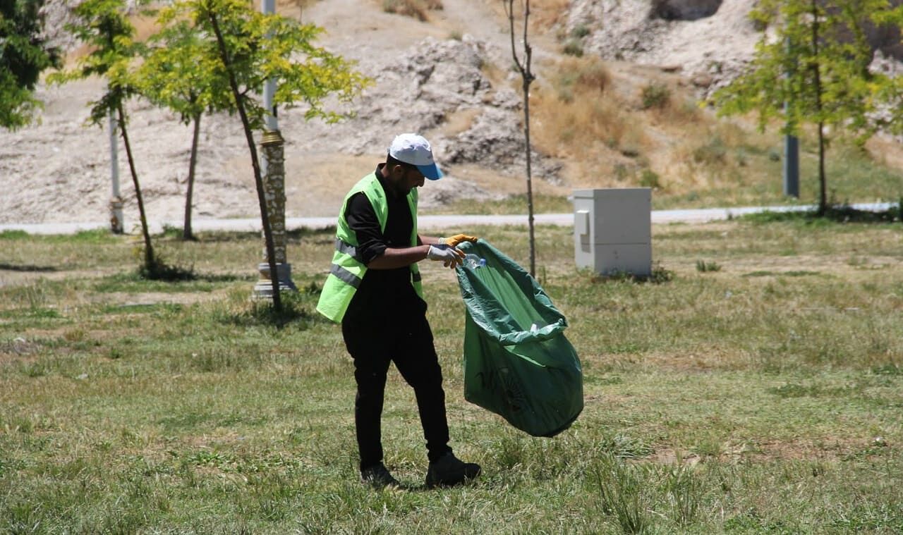 Van’da Piknikçilerin Bıraktığı Tonlarca Çöp Toplandı (3)