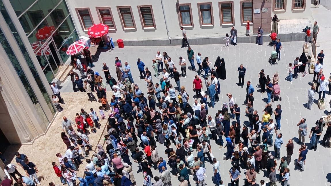 Van’da Rekor Başvuru! 50 Kişilik Kontenjana 500’Ü Aşkın Öğrenci Aday Oldu (3)