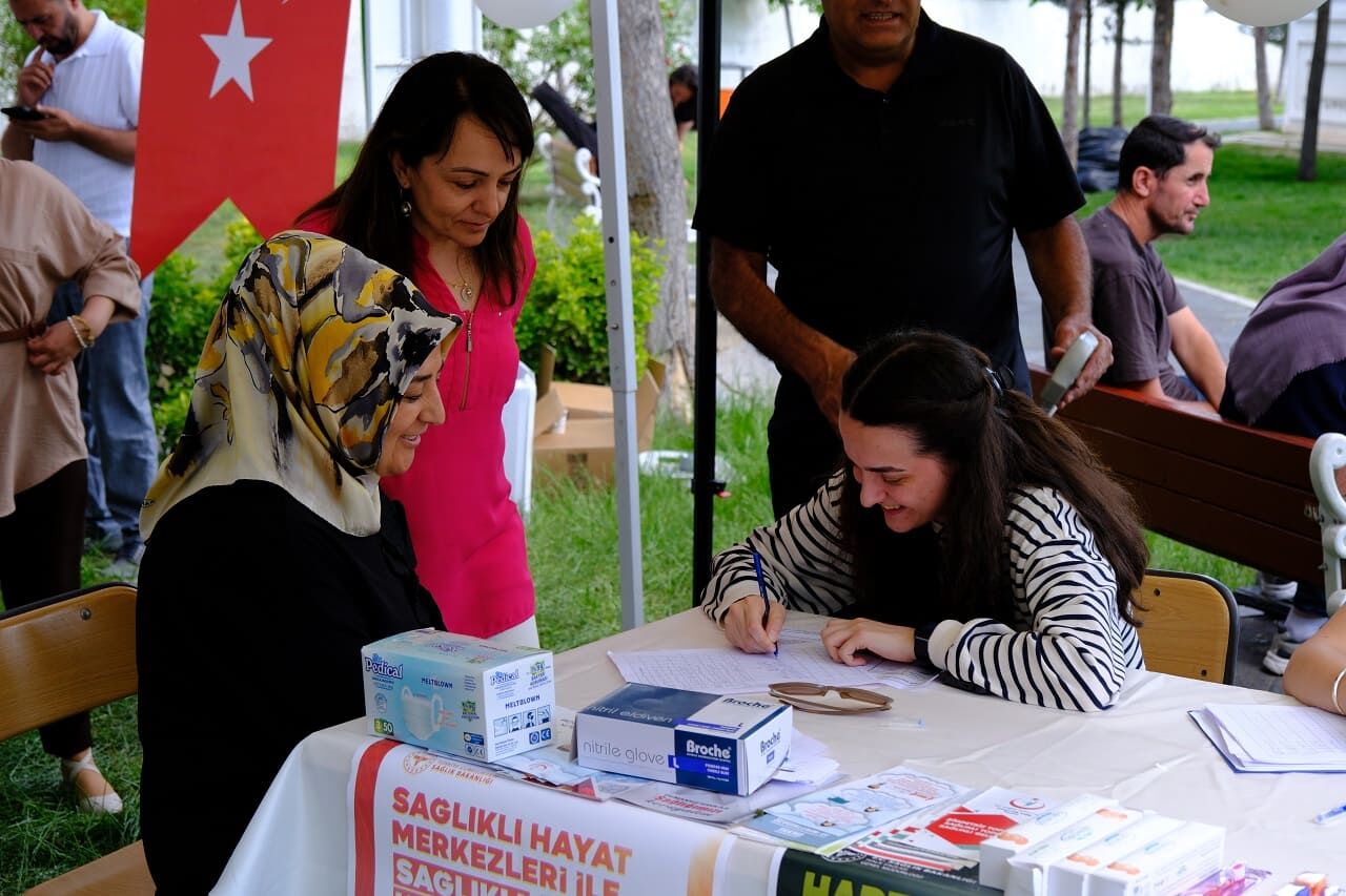 Van’da Sağlıklı Yaşam Stantları Kuruldu Vatandaşlara 3 Farklı Test Uygulanıyor (6)