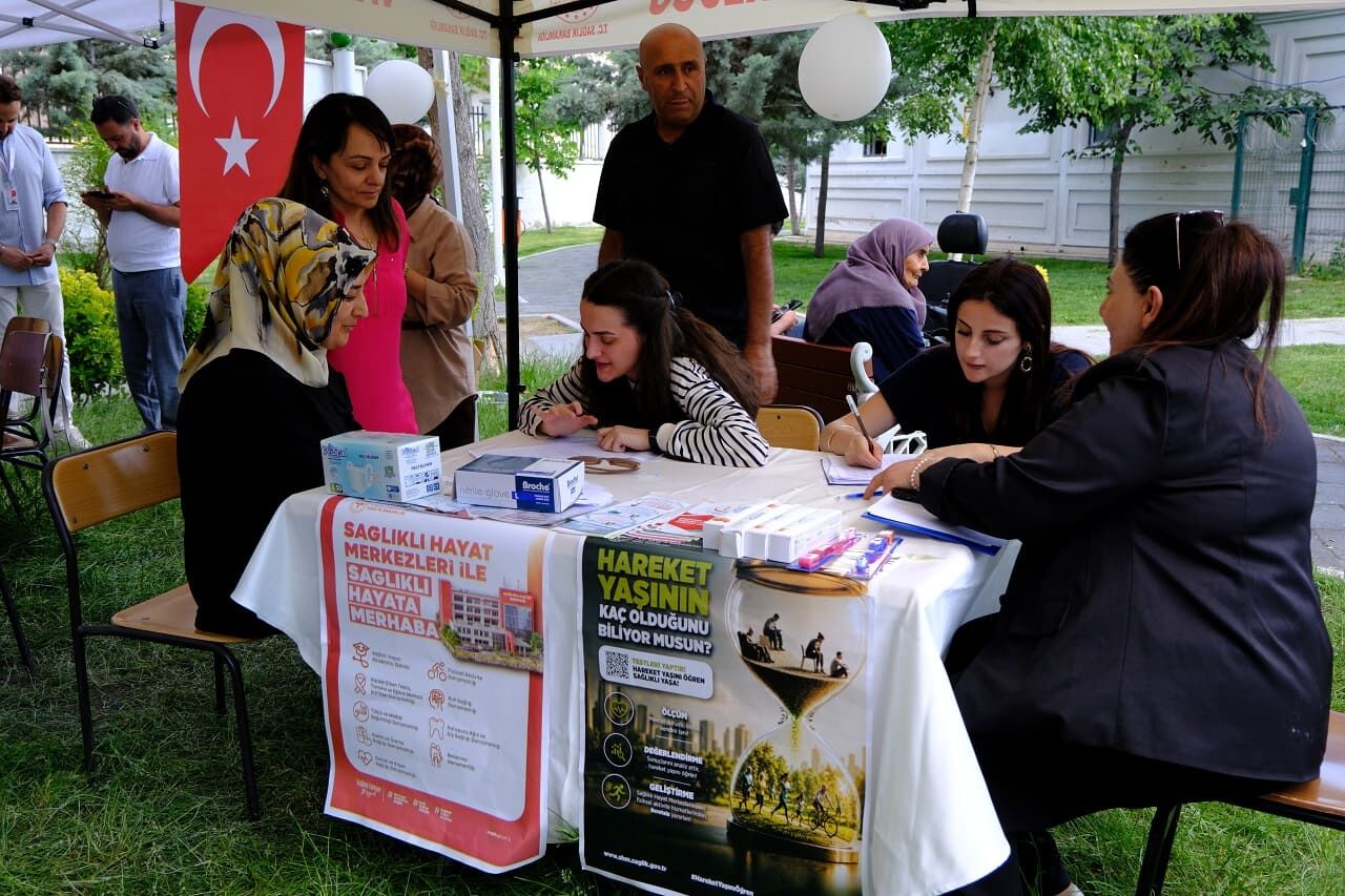 Van’da Sağlıklı Yaşam Stantları Kuruldu Vatandaşlara 3 Farklı Test Uygulanıyor (7)