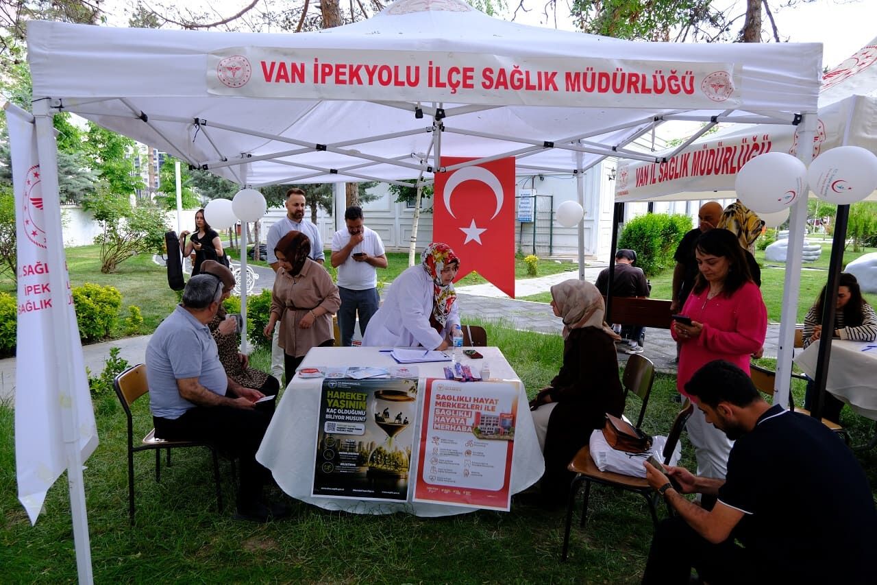 Van’da Sağlıklı Yaşam Stantları Kuruldu Vatandaşlara 3 Farklı Test Uygulanıyor (8)