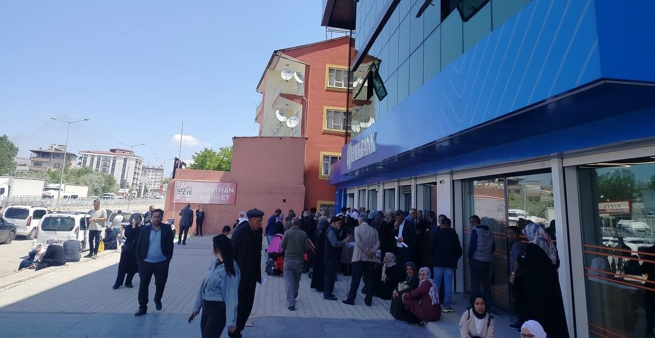 Van’da Yardım Ödemeleri Için Yeni Dönem! Vatandaşlar Bankaya Akın Etti (1)