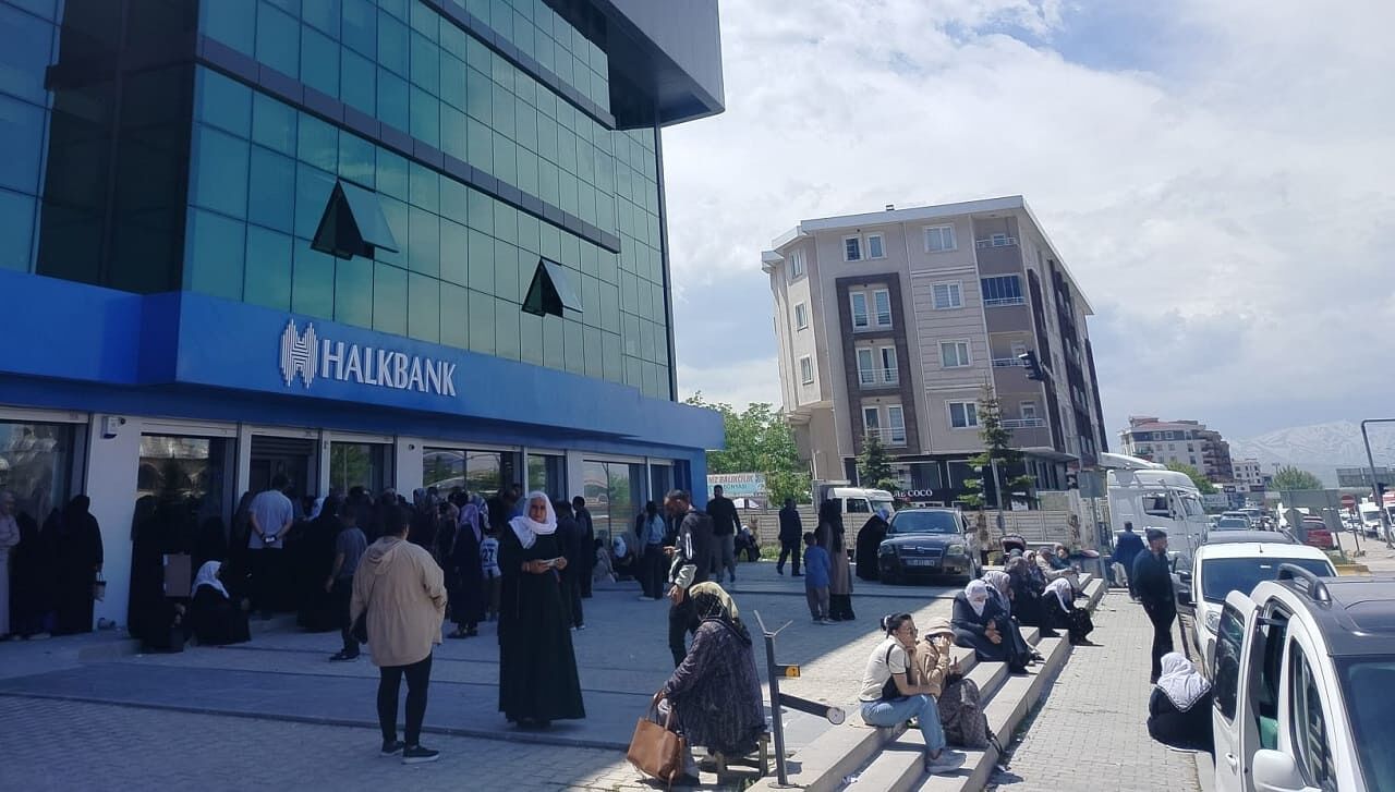 Van’da Yardım Ödemeleri Için Yeni Dönem! Vatandaşlar Bankaya Akın Etti (2)