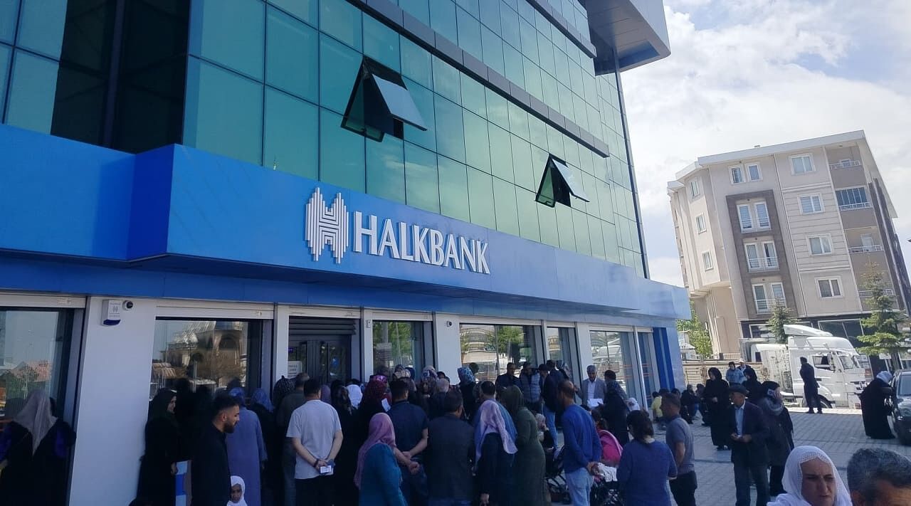 Van’da Yardım Ödemeleri Için Yeni Dönem! Vatandaşlar Bankaya Akın Etti (3)