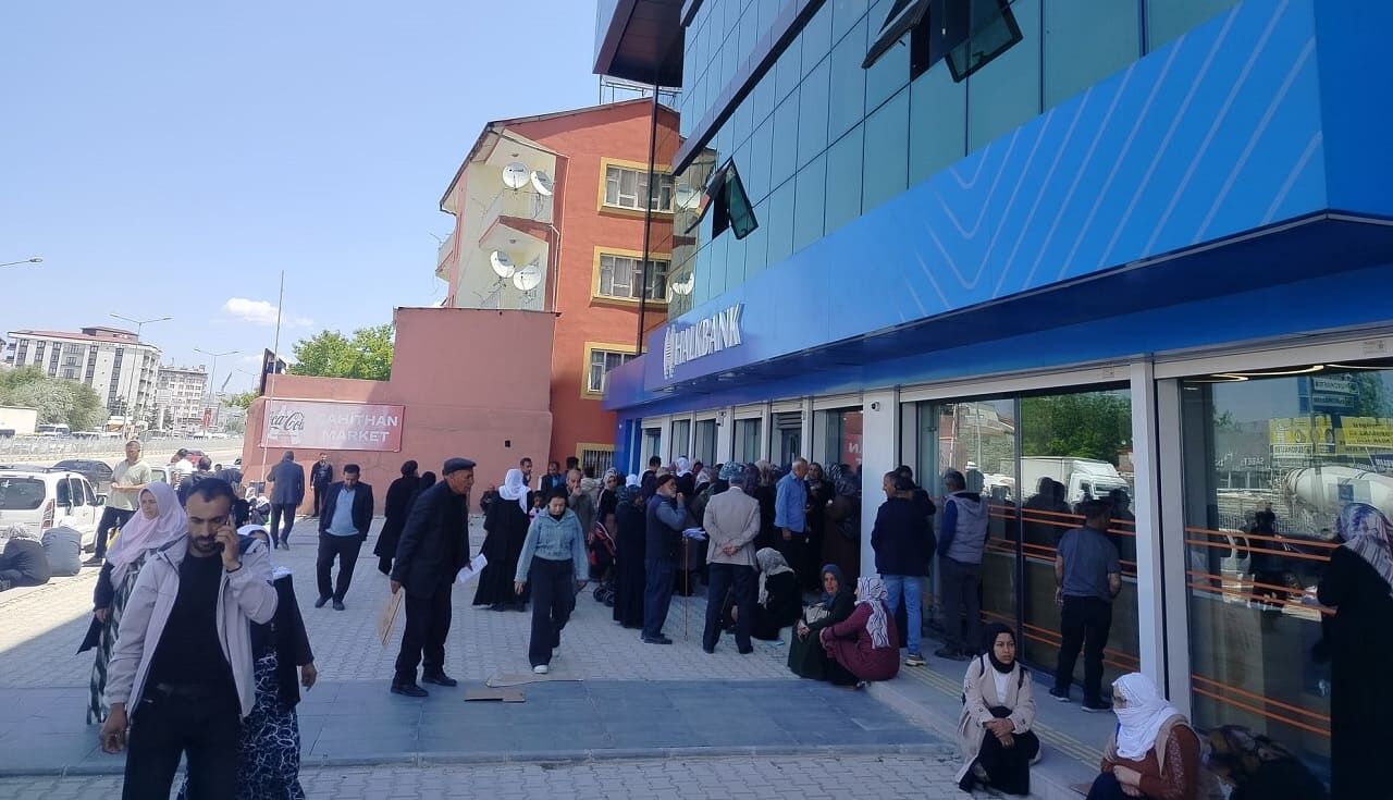 Van’da Yardım Ödemeleri Için Yeni Dönem! Vatandaşlar Bankaya Akın Etti (4)