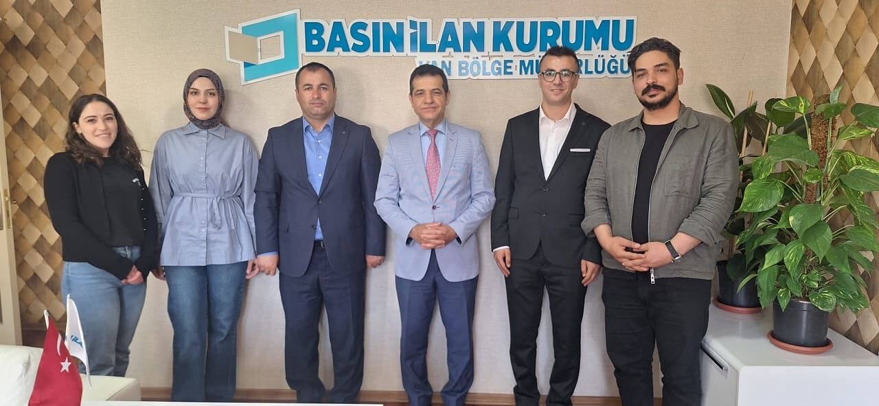 Van’da Yarışmanın Birincileri, Ödüllü Gazeteyi Bi̇k’e Sundu (1)