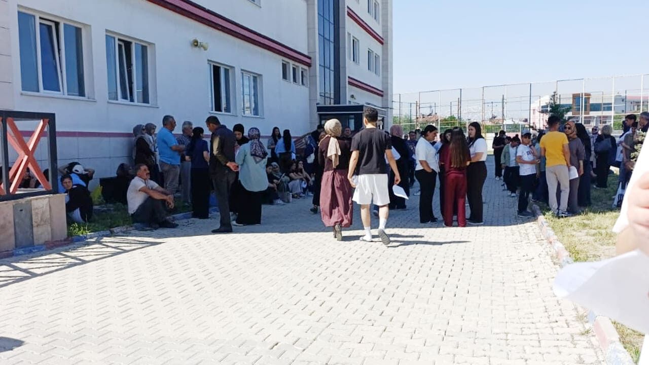 Van’da Yks Maratonu Başladı Binlerce Aday Üniversite Hayali Için Sınavda (1)