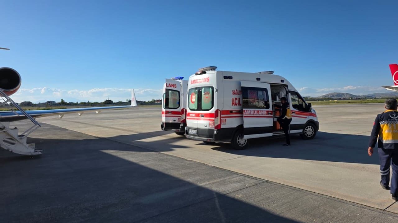 Van'daki 2 Günlük Bebek Ambulans Uçakla İstanbul'a Sevk Edildi! (2)