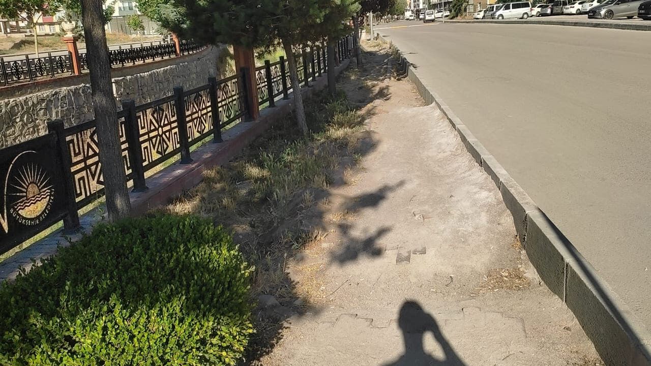 Akköprü Parkı'ndaki Tahribat Tepki Çekiyor! Yol Yapıldı, Park Unutuldu (1)