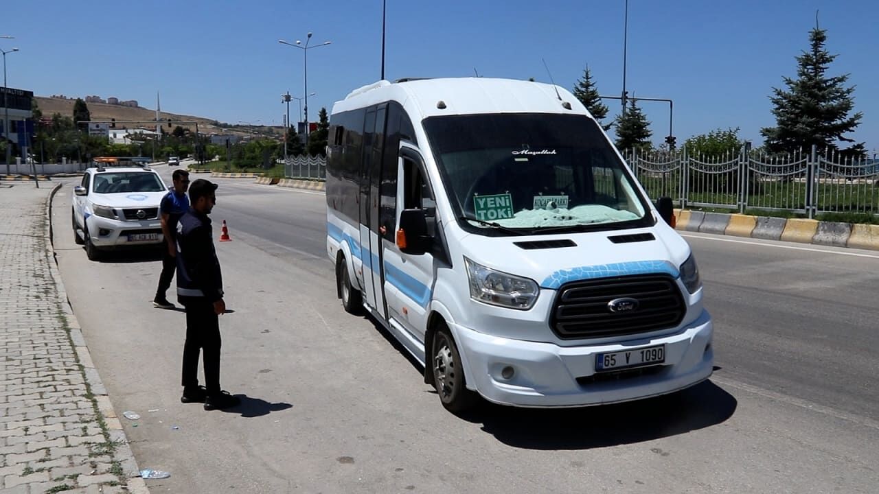 Edremit’te Toplu Taşıma Araçlarına Denetim! Tıka Basa Dolu Araçlar Uyarı Ile Geçiştirildi… (2)