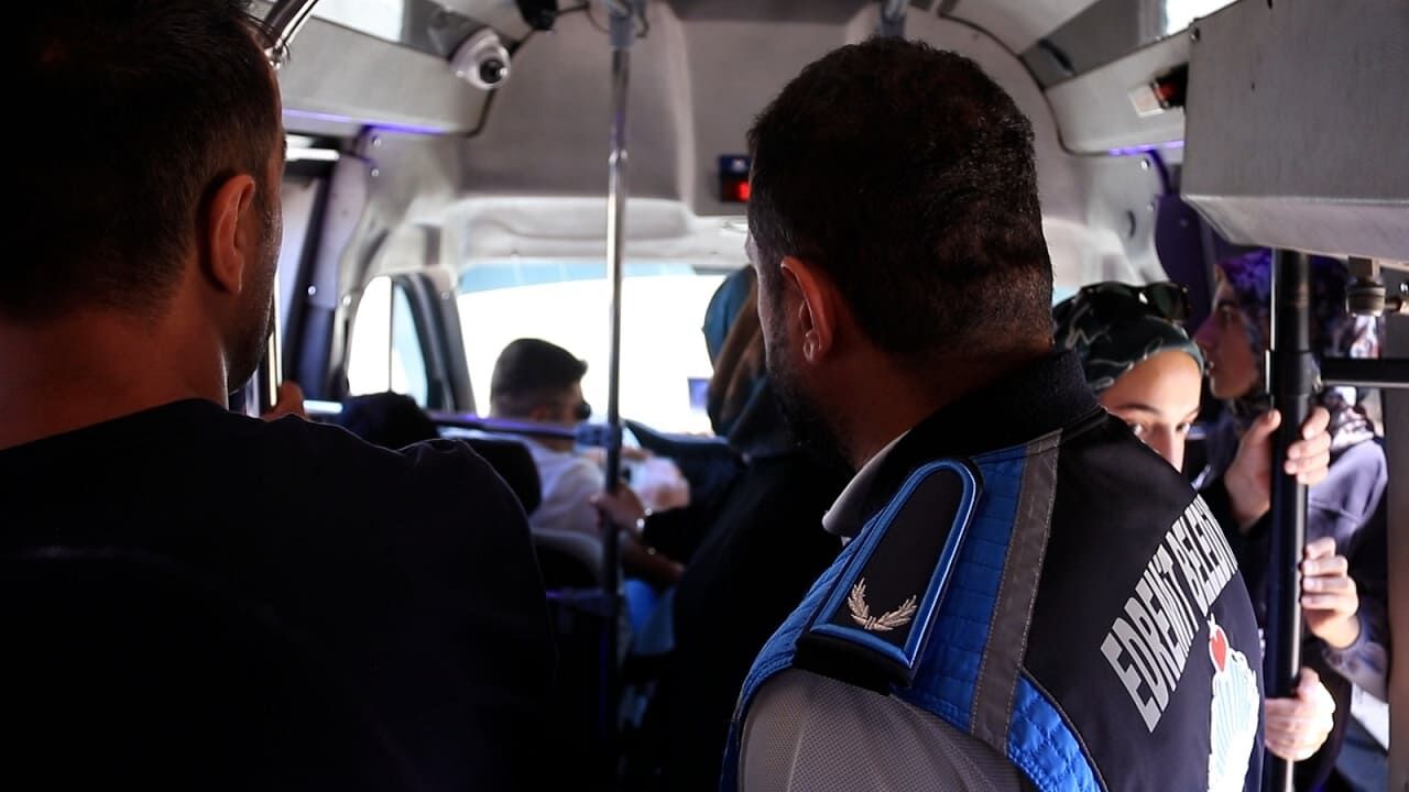 Edremit’te Toplu Taşıma Araçlarına Denetim! Tıka Basa Dolu Araçlar Uyarı Ile Geçiştirildi… (4)