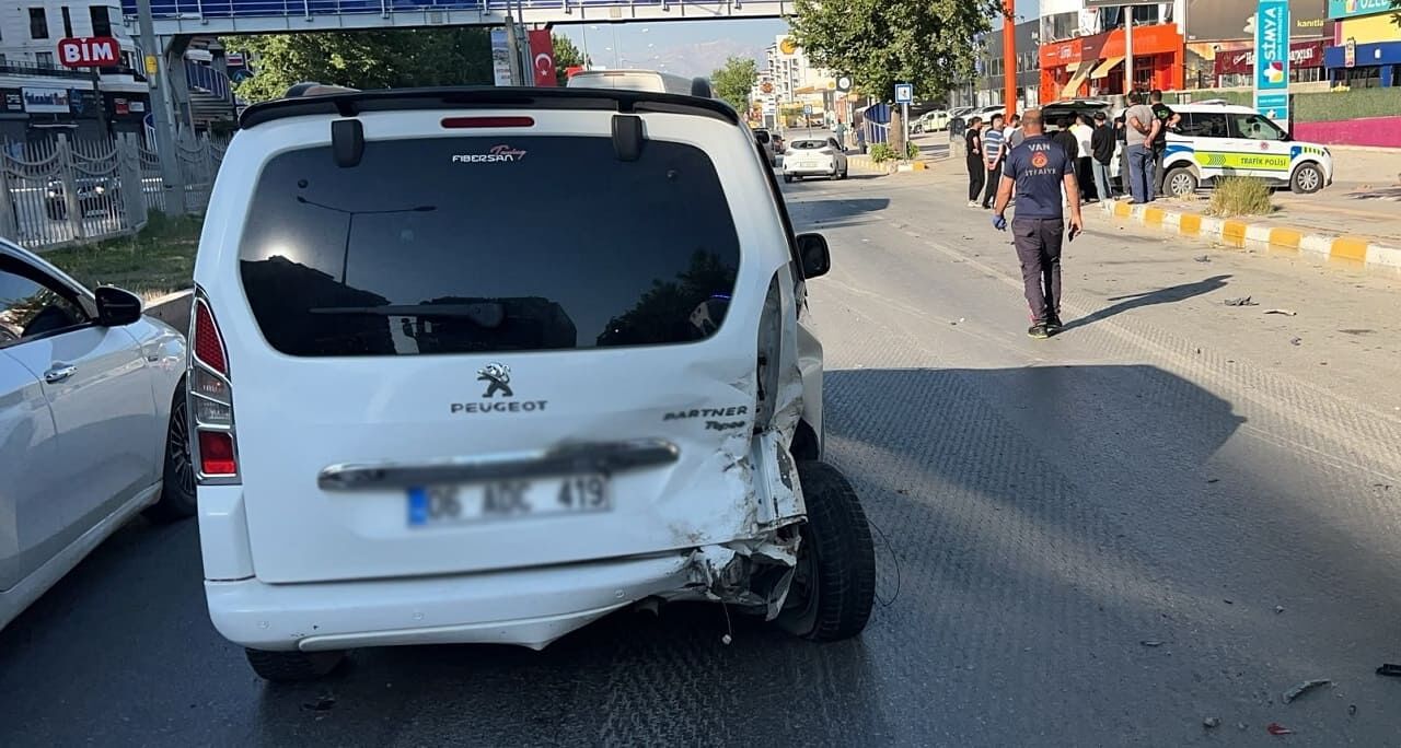 İpekyolu Caddesi’nde Zincirleme Trafik Kazası (1)