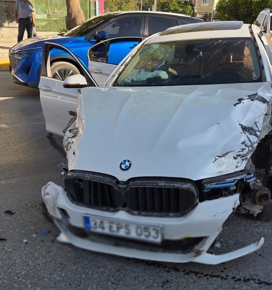 İpekyolu Caddesi’nde Zincirleme Trafik Kazası (2)