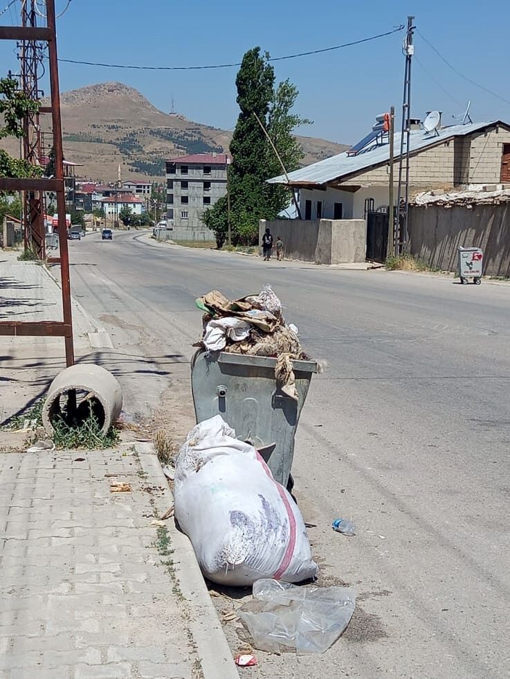 İpekyolu'nda Çöp Krizi Büyüyor! (1)