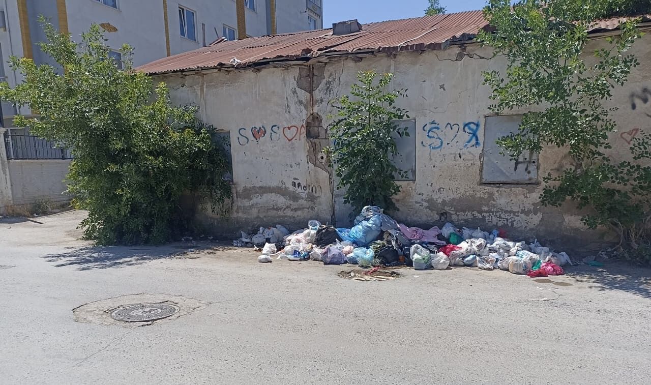 İpekyolu’nda Çöp Tepkisi Mahalleyi Kötü Koku Sardı (2)