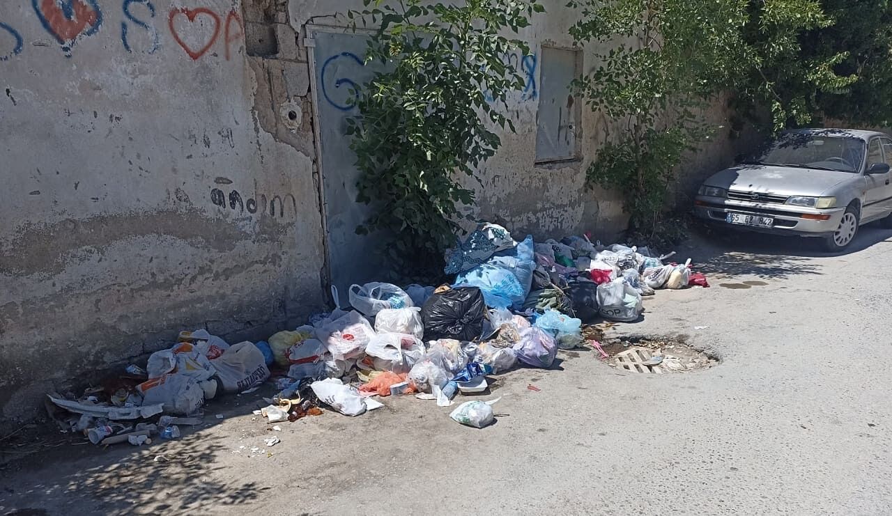 İpekyolu’nda Çöp Tepkisi Mahalleyi Kötü Koku Sardı (3)