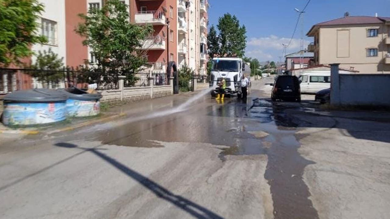 İpekyolu'nda Tepki Çeken Görüntüler Sonrası Yollar Yıkandı (1)