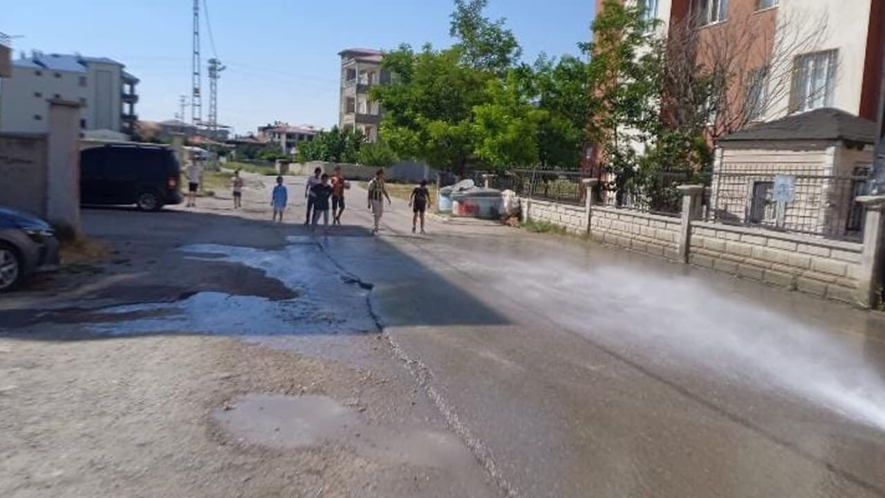 İpekyolu'nda Tepki Çeken Görüntüler Sonrası Yollar Yıkandı (2)