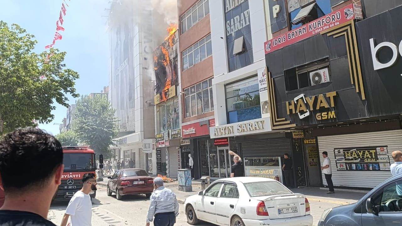 Son Dakika! Van Beşyol'da Yangın, Alevler Binayı Sardı (2)