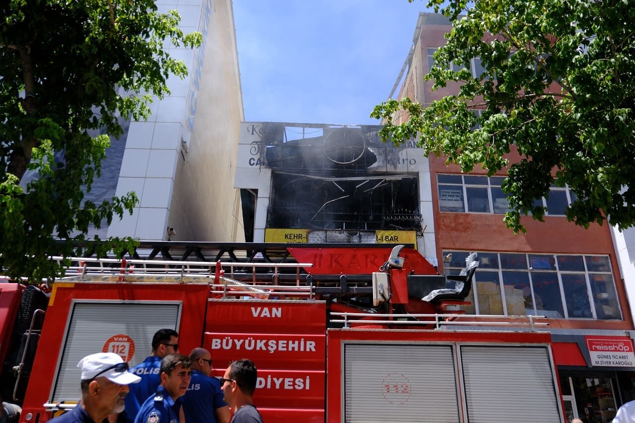Son Dakika! Van Beşyol'da Yangın, Alevler Binayı Sardı (5)-1