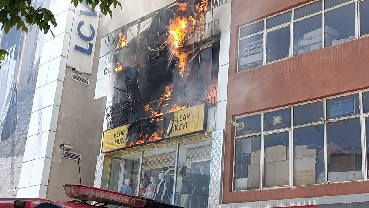 Son Dakika! Van Beşyol'da Yangın, Alevler Binayı Sardı (5)