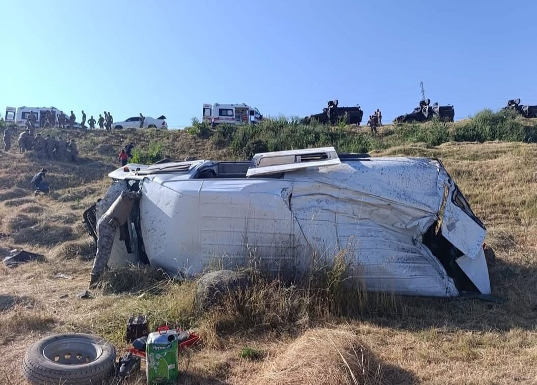 Son Dakika Van'da Askeri Personel Minibüsü Şarampole Yuvarlandı! (1)
