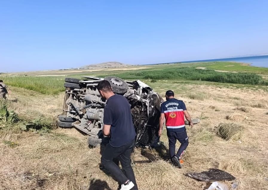 Son Dakika Van'da Askeri Personel Minibüsü Şarampole Yuvarlandı! (2)