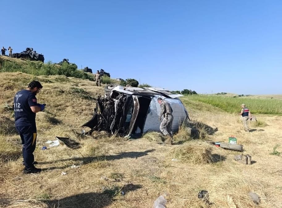 Son Dakika Van'da Askeri Personel Minibüsü Şarampole Yuvarlandı! (3)