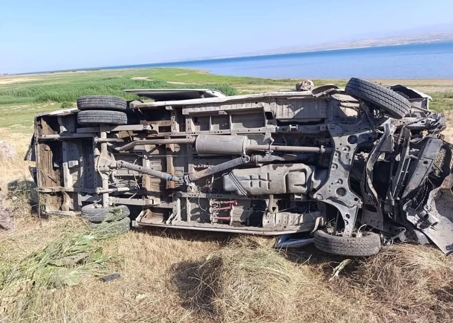 Son Dakika Van'da Askeri Personel Minibüsü Şarampole Yuvarlandı! (4)