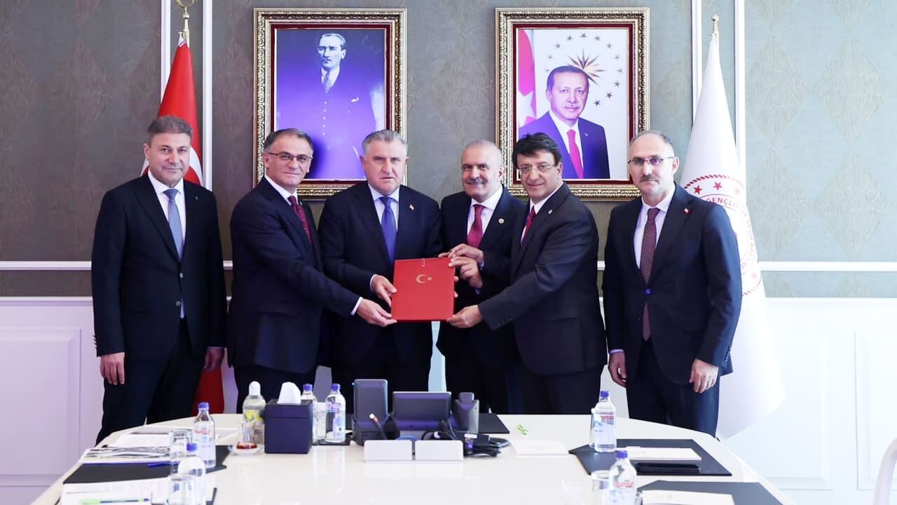 Van Stadyumu Için Imzalar Atıldı (1)