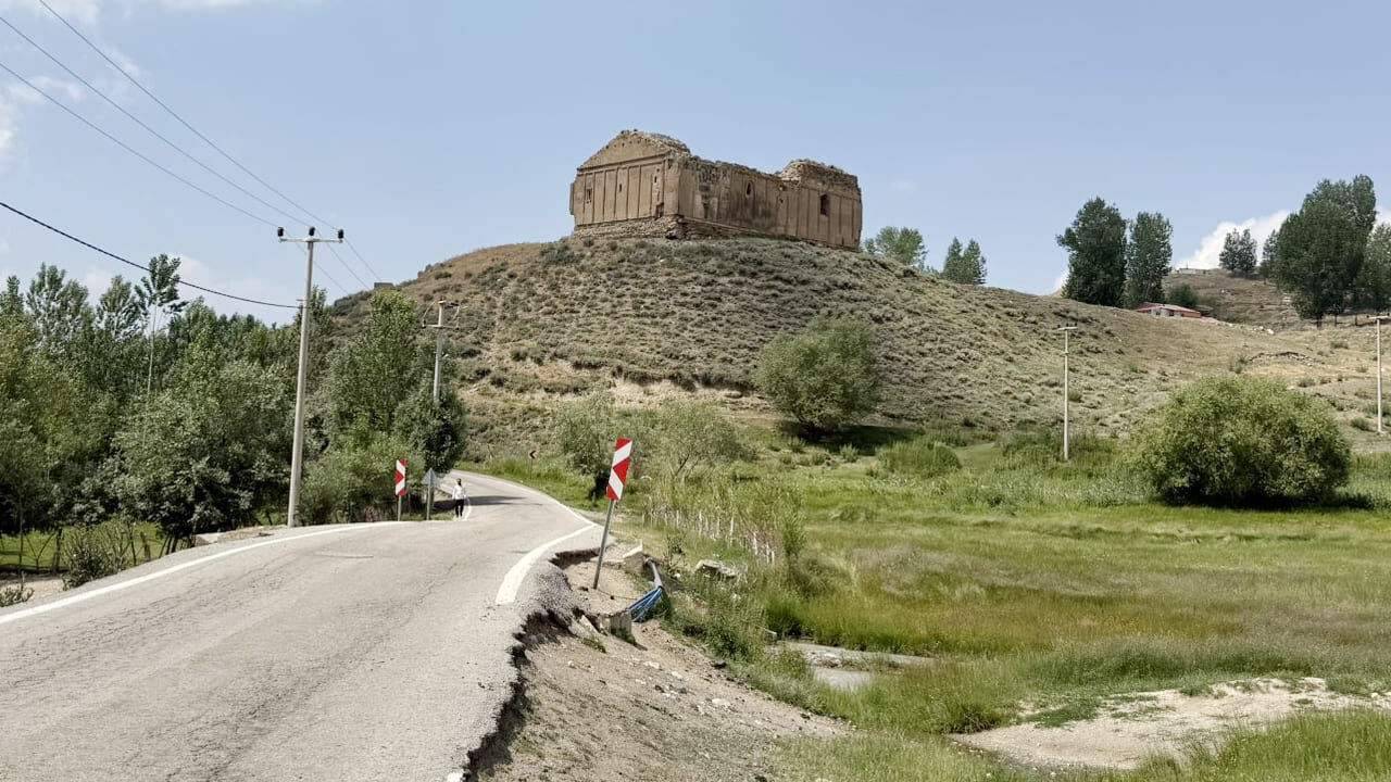 Van’da 800 Yıllık Bartholomeus Kilisesi Ayağa Kaldırılmayı Bekliyor (2)