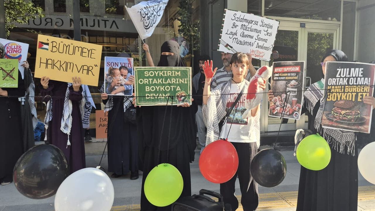 Van'da Burger King Önünde Boykot Nöbeti (2)