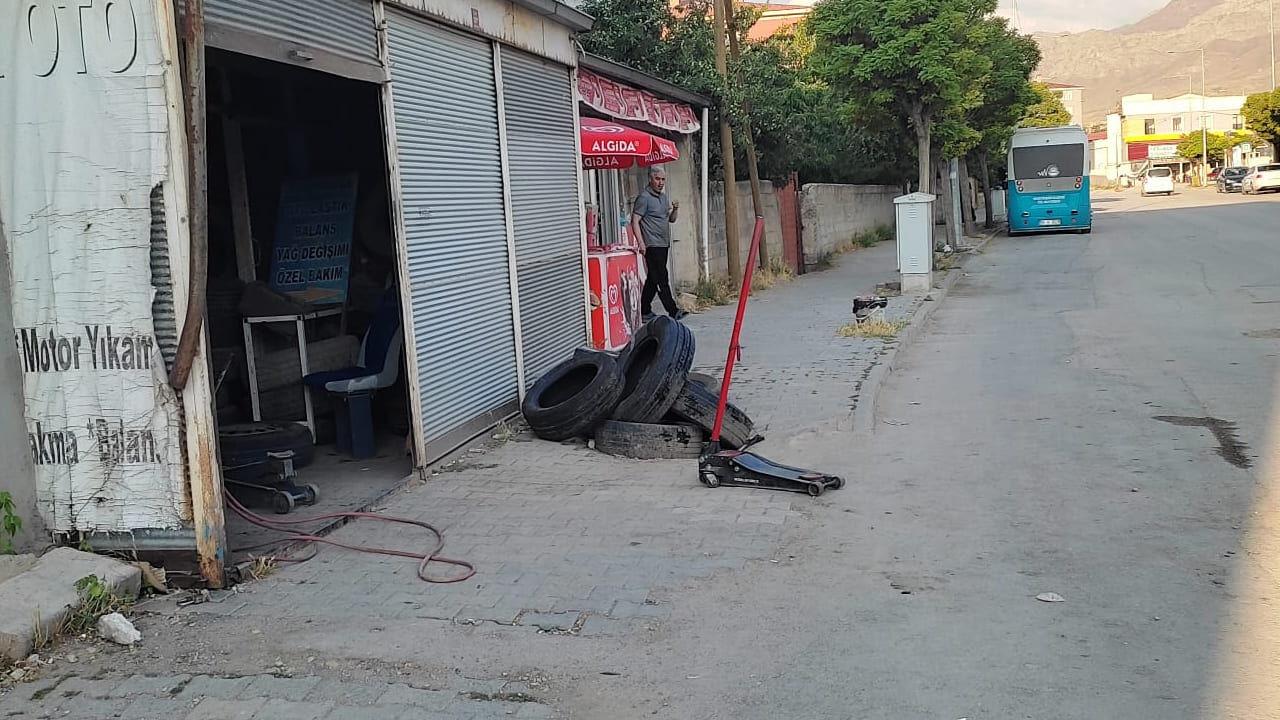 Van’da Çöken Kaldırım Aylardır Onarılmayı Bekliyor (1)