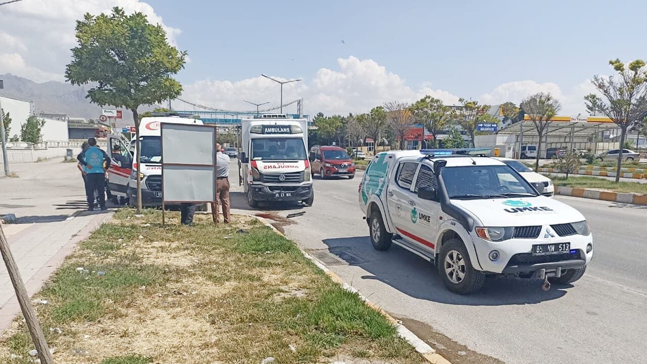 Van’da Hasta Taşıyan Ambulans Kaza Yaptı (1)