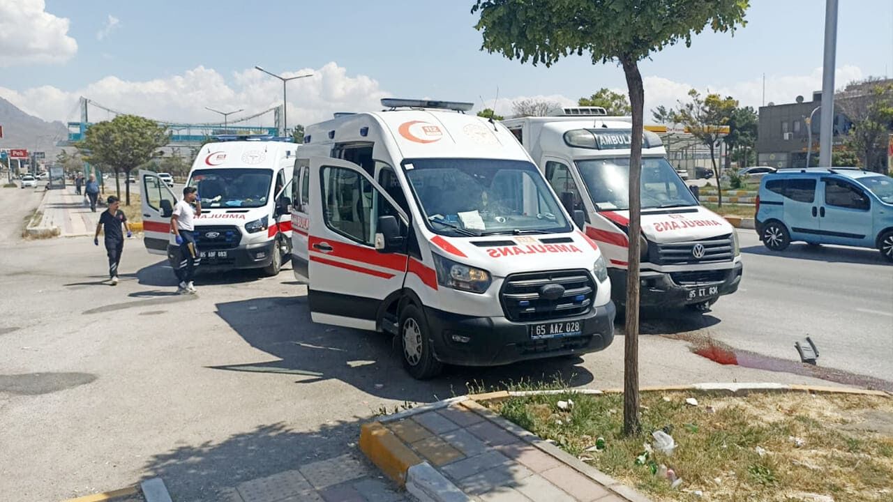 Van’da Hasta Taşıyan Ambulans Kaza Yaptı (4)