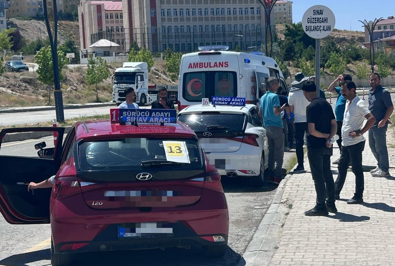 Van’da Ilginç Kaza! Ehliyet Sınavında Gözlemciye Çarptı (1)